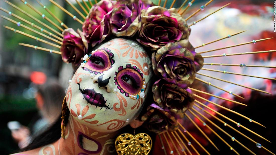 Woman with painted face for Día de Los Muertos.